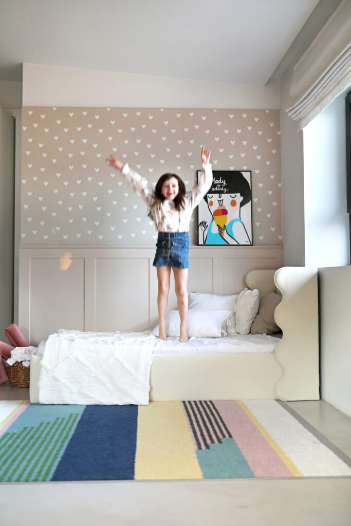 Flow Kids dziecięce łóżko z falowanym zagłówkiem