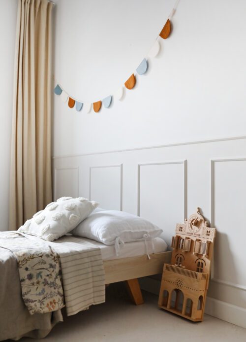 Minimalistyczne łóżko na nóżkach SOFA LEGS BASIC