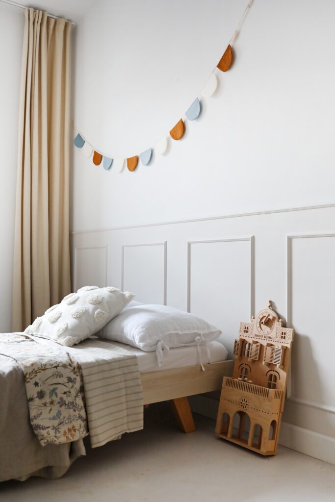 Minimalistyczne łóżko na nóżkach SOFA LEGS BASIC