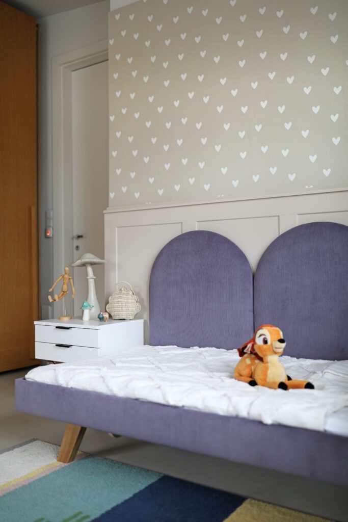 Minimalistyczne tapicerowane łóżko na nóżkach SOFA LEGS TEXTI