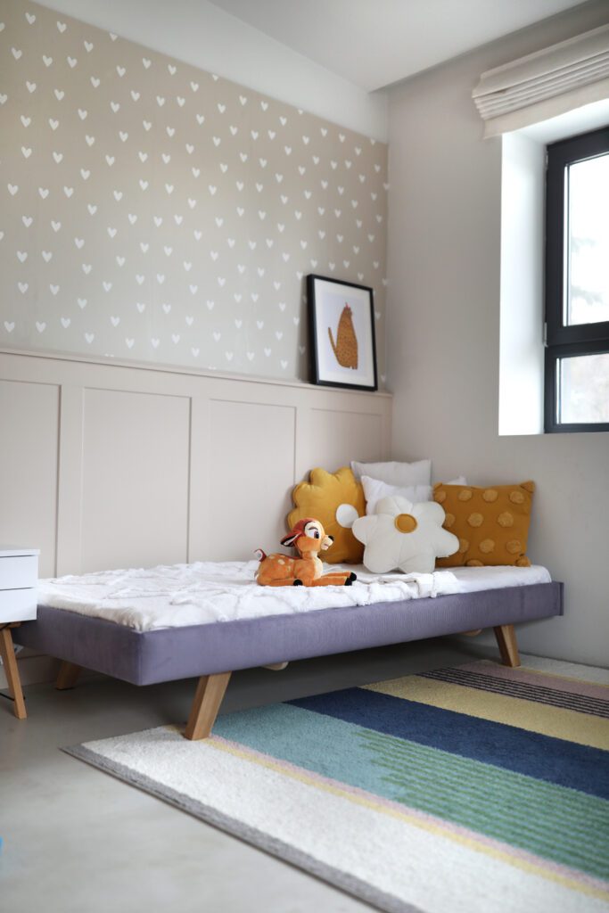 Minimalistyczne tapicerowane łóżko na nóżkach SOFA LEGS TEXTI