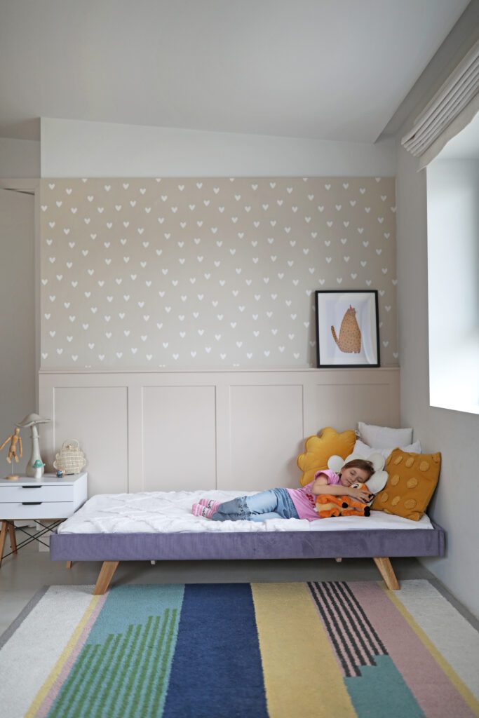 Minimalistyczne tapicerowane łóżko na nóżkach SOFA LEGS TEXTI