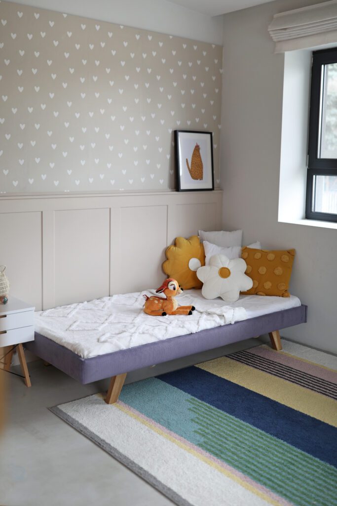 Minimalistyczne tapicerowane łóżko na nóżkach SOFA LEGS TEXTI