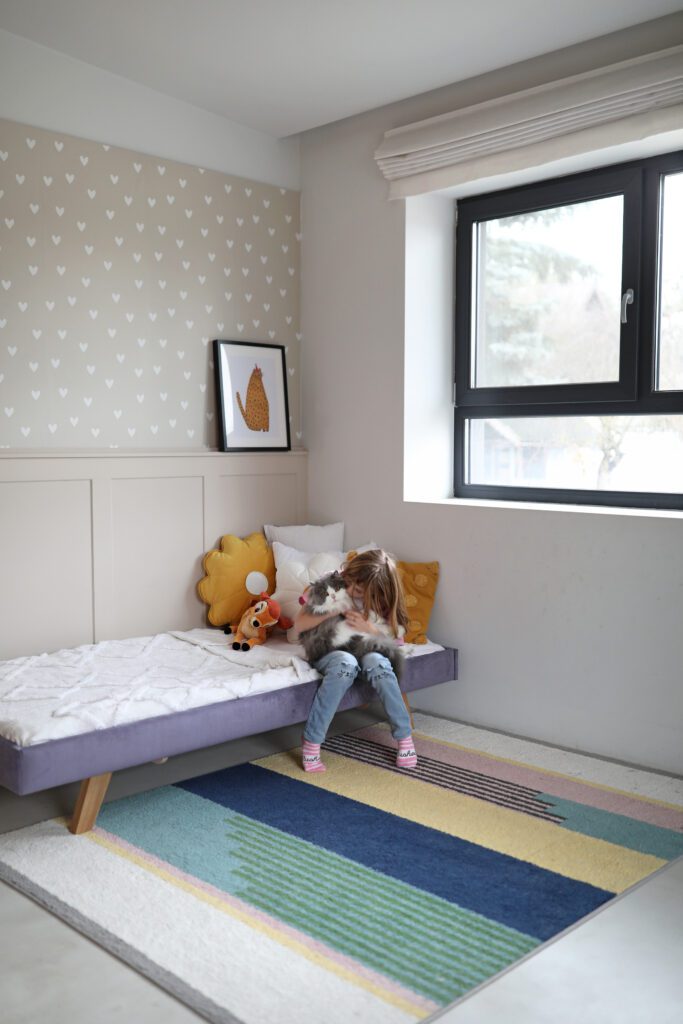 Minimalistyczne tapicerowane łóżko na nóżkach SOFA LEGS TEXTI