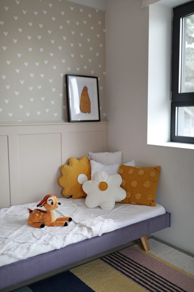 Minimalistyczne tapicerowane łóżko na nóżkach SOFA LEGS TEXTI