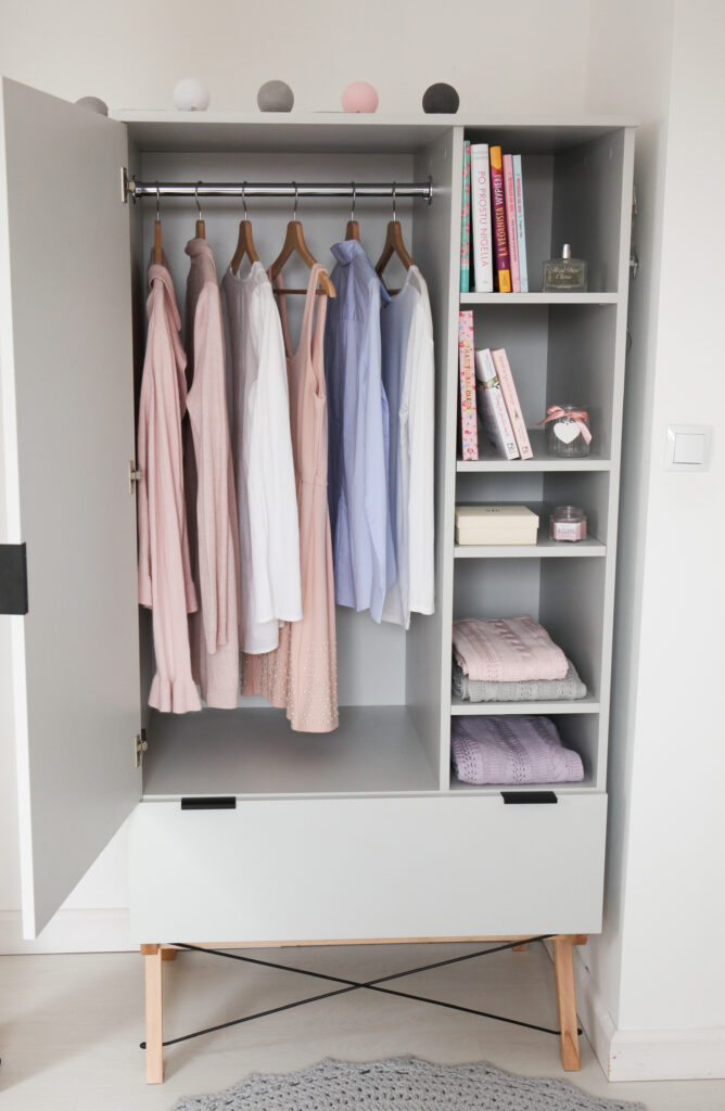 Drewniana szafa BASIC MINI