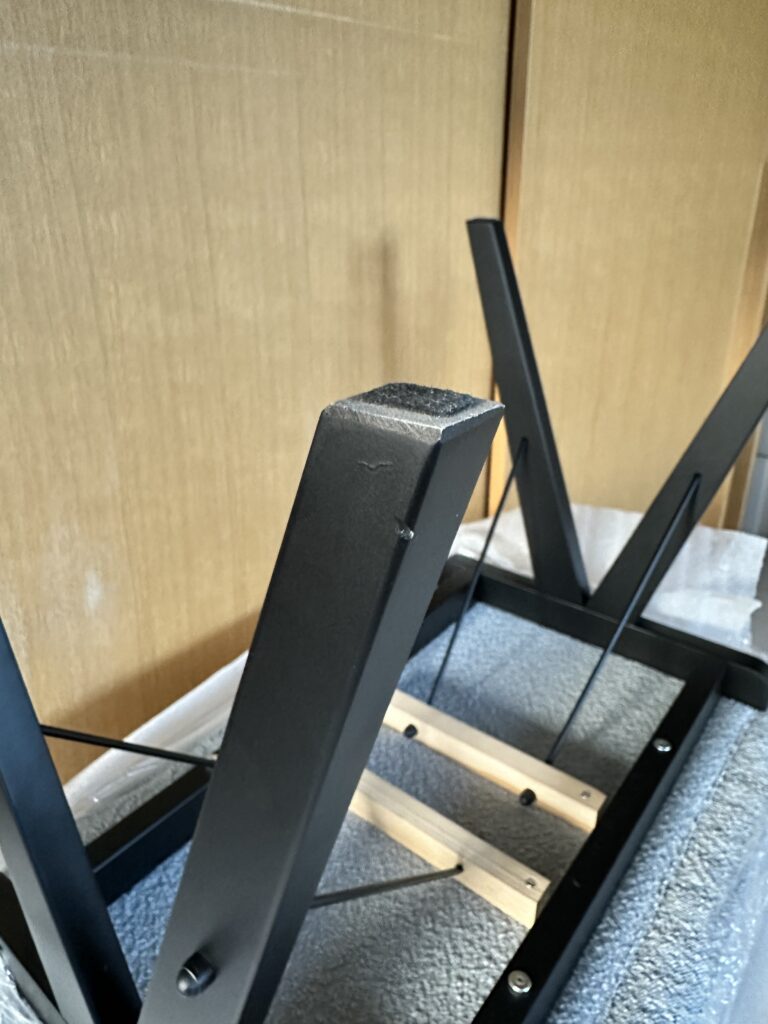 Błękitna ławka COMFY na czarnych nogach OD RĘKI